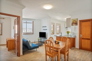 Eine moderne Wohnung mit Wohnzimmer, Essbereich und Küche.
