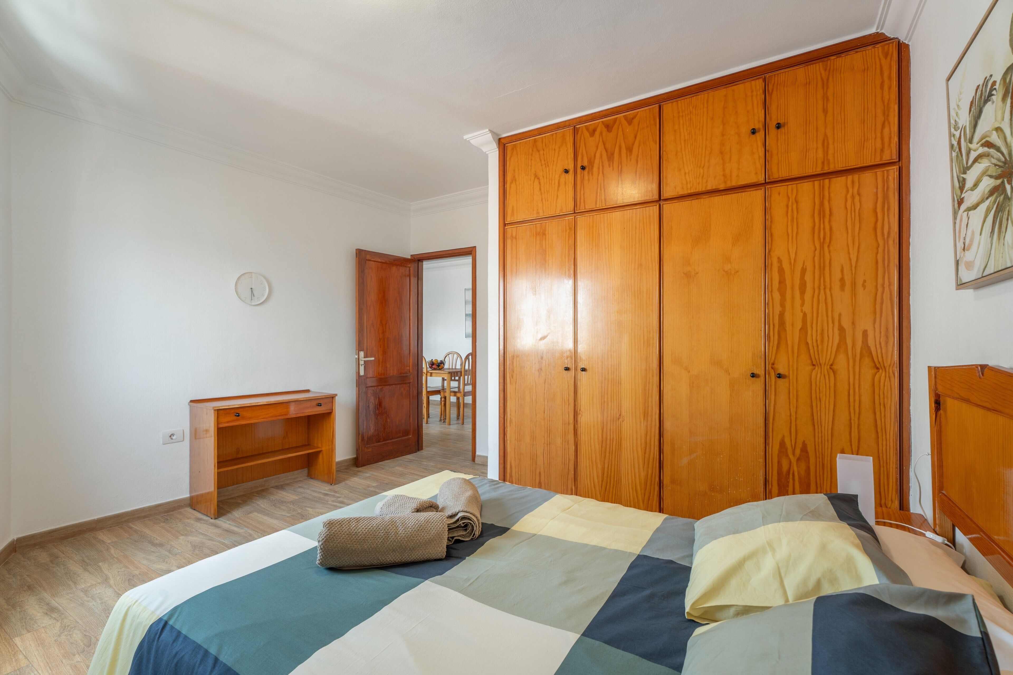 1 slaapkamer, een strijkplank/strijkijzer, wifi, beddengoed
