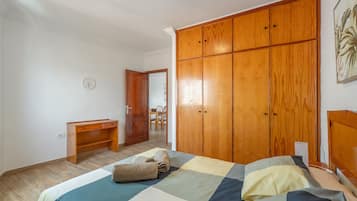 1 slaapkamer, een strijkplank/strijkijzer, wifi, beddengoed