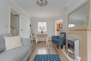 TV, fireplace - Angel Mews - Close to Poole Quay with parking (Poole)