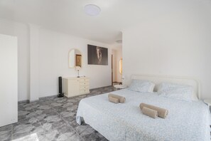 Iron/ironing board, WiFi, bed sheets - Vacation Home 'Solabrigos  Tenerife Suite' with Sea View, Balcony and Wi-Fi (Los Abrigos)
