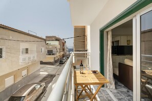Outdoor dining - Vacation Home 'Solabrigos  Tenerife Suite' with Sea View, Balcony and Wi-Fi (Los Abrigos)