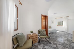 Interior - Vacation Home 'Solabrigos  Tenerife Suite' with Sea View, Balcony and Wi-Fi (Los Abrigos)