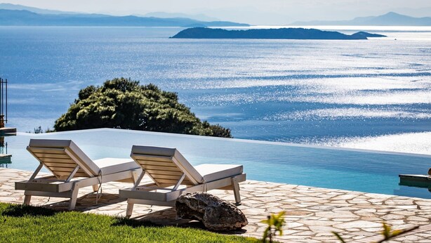 A pool with lounge chairs and a view of the sea. - Villa Isyren, Divine Sea Views, Private Infinity Pool, Spacious Furnished. (Skopelos)