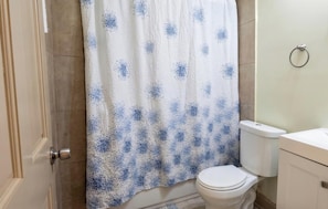 Serviettes fournies, savon, papier de toilette