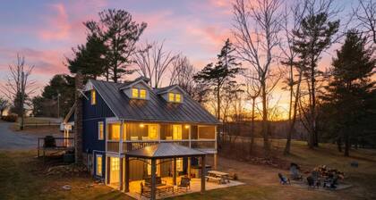 The Red Door at Riverbend
Luxury Riverfront • Escape Hot Tub • Kayaks •...