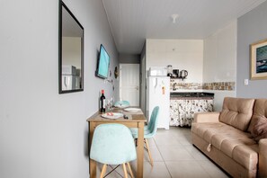 Ein Essbereich mit Tisch, Stühlen und einer Couch.