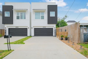 Exterior - Med Center 3BR, close to NRG, Sleeps 10, Fast WiFi, Clean Modern Comfort (Houston)