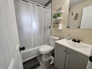 Secadora de cabello, toallas, jabón, papel de baño 