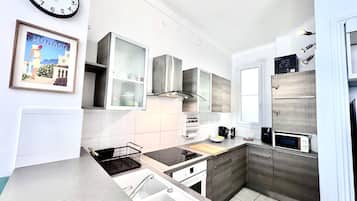 Cafetera/tetera, refrigerador, microondas, horno