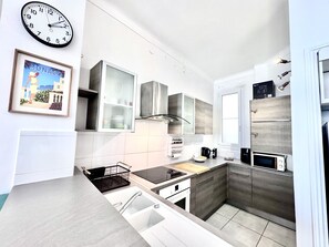 Une cuisine moderne équipée d’un évier, d’une cuisinière, d’un four à micro-ondes et de placards.