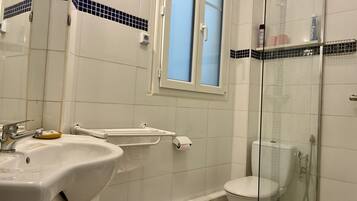 Shower, hair dryer, towels