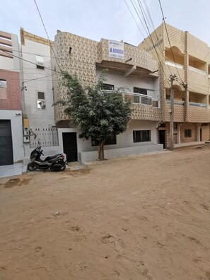 المنشأة من الخارج