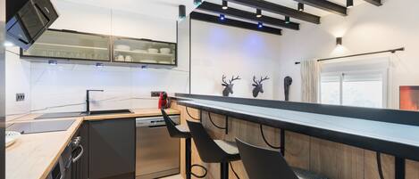 Coffee/tea maker, fridge, microwave, oven
