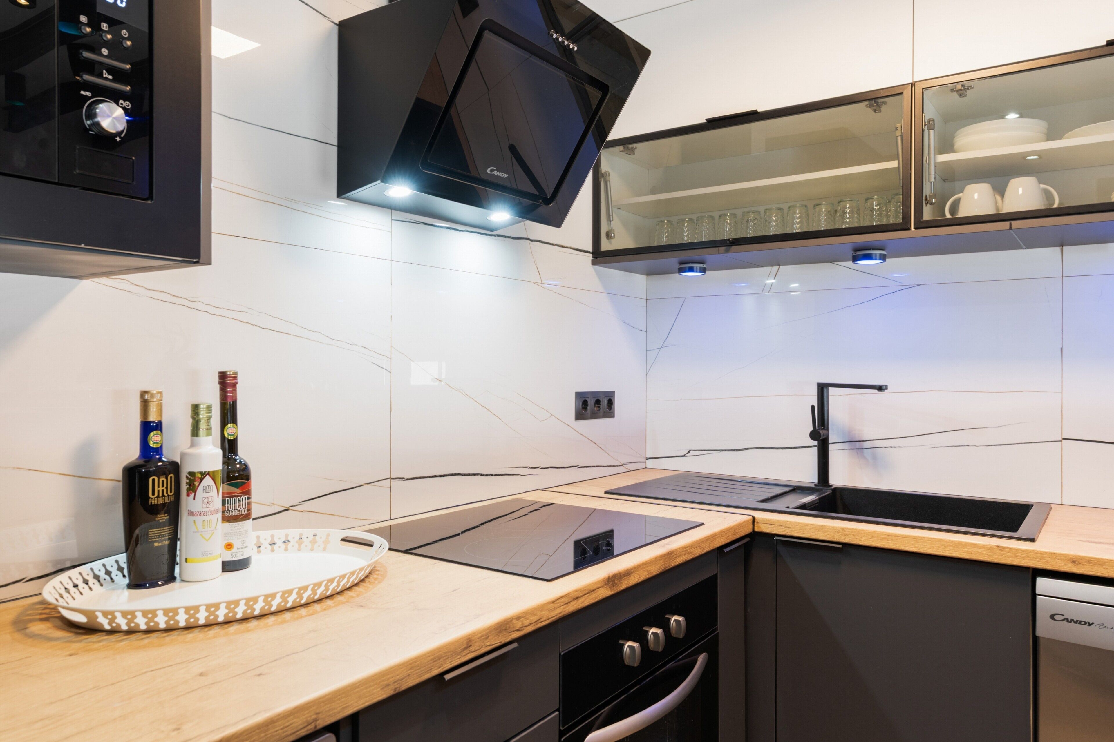 Coffee/tea maker, fridge, microwave, oven