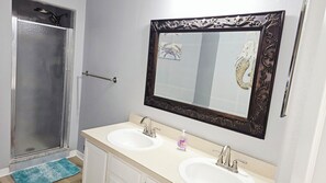Shower, hair dryer, towels, soap - Cozy 2-bedroom condo in charming Jacksonville Beach-Mins to Mayo,Baptist,Beaches (Jacksonville Beach)