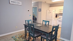 Dining - Cozy 2-bedroom condo in charming Jacksonville Beach-Mins to Mayo,Baptist,Beaches (Jacksonville Beach)