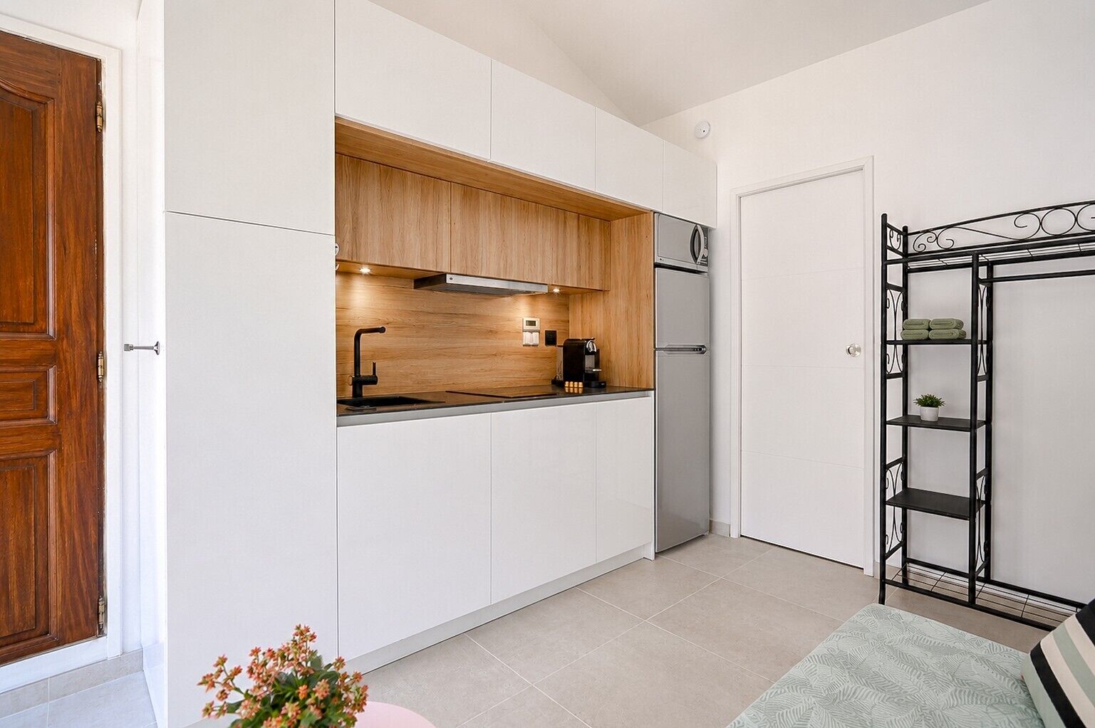 Kühlschrank, Mikrowelle, Herdplatte, Wasserkocher mit Kaffee-/Teezubehör