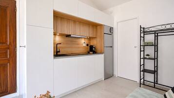 Kühlschrank, Mikrowelle, Herdplatte, Wasserkocher mit Kaffee-/Teezubehör