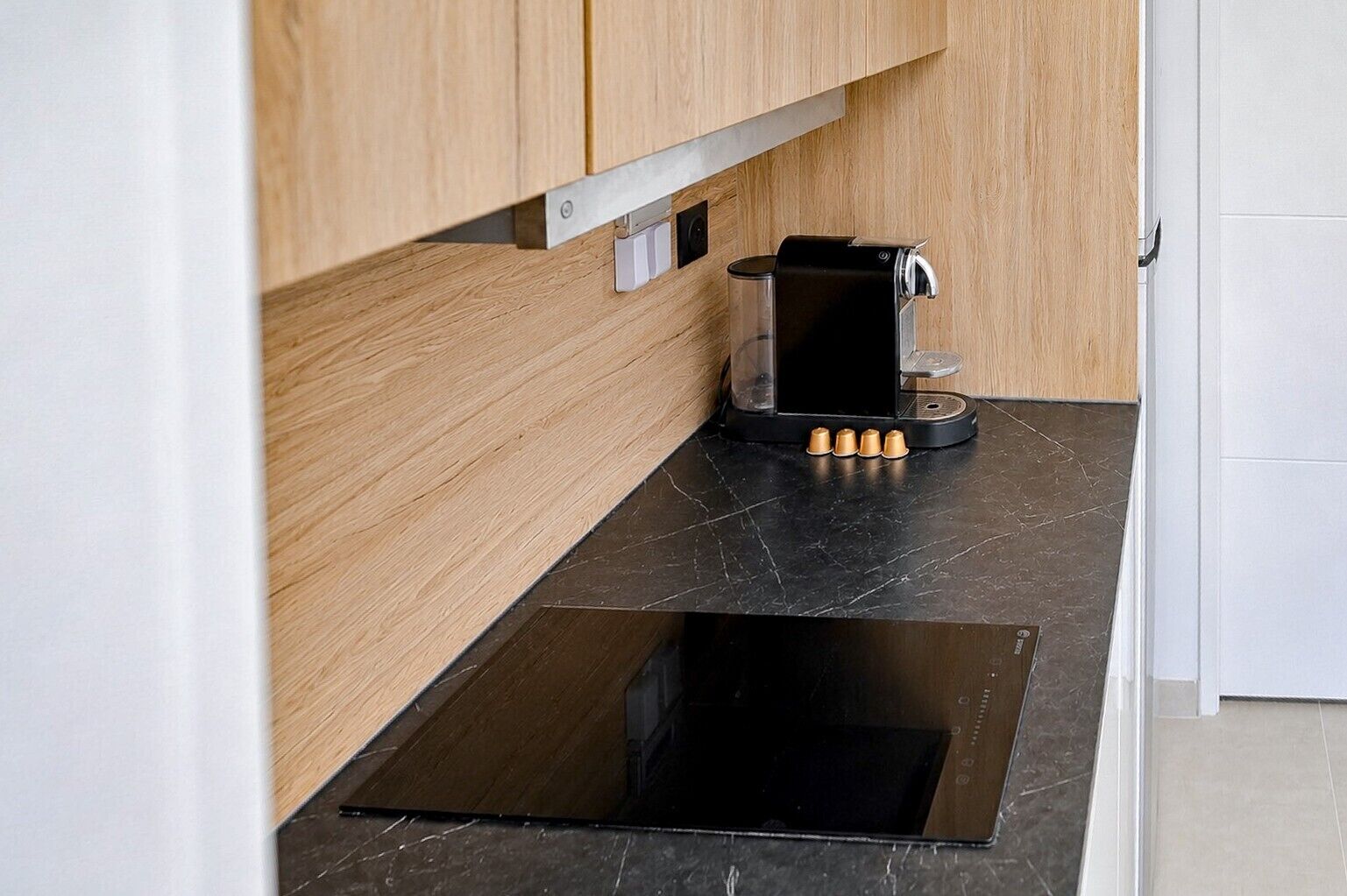 Réfrigérateur, micro-ondes, plaque de cuisson, cafetière/bouilloire