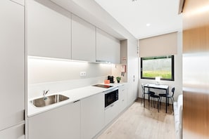 Wasserkocher mit Kaffee-/Teezubehör, Kühlschrank, Mikrowelle, Ofen