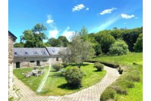 Outdoor dining - Vrbo Property (Ploërdut)