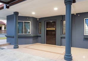 Exterior - Spacious 2.5-storey semi detached house near SILK highway toward KL/Putrajaya. (Kajang)