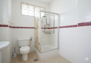Shower, hair dryer, bidet, soap - Spacious 2.5-storey semi detached house near SILK highway toward KL/Putrajaya. (Kajang)