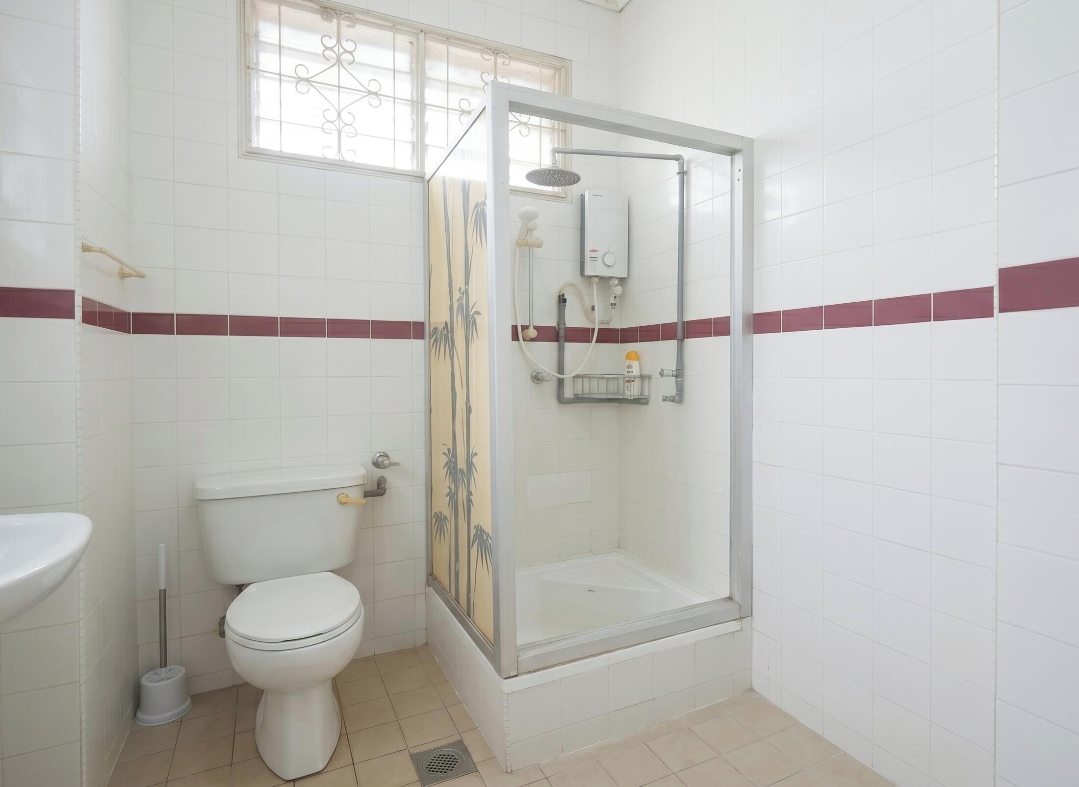 Dutxa, assecador de cabells, bidet i sabó 
