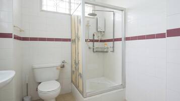 Dutxa, assecador de cabells, bidet i sabó