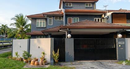 Spacious 2.5-storey semi detached house near SILK highway toward KL/Putrajaya.