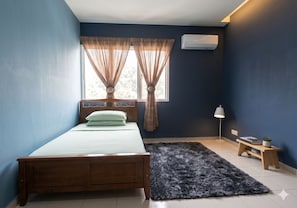 Iron/ironing board, bed sheets - Spacious 2.5-storey semi detached house near SILK highway toward KL/Putrajaya. (Kajang)
