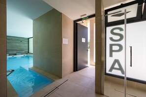 A spa area with a pool, a glass door with 'SPA' sign, and a shower area. - Allonbay Aster 6 - Sea View & Private Jacuzzi (Villajoyosa)