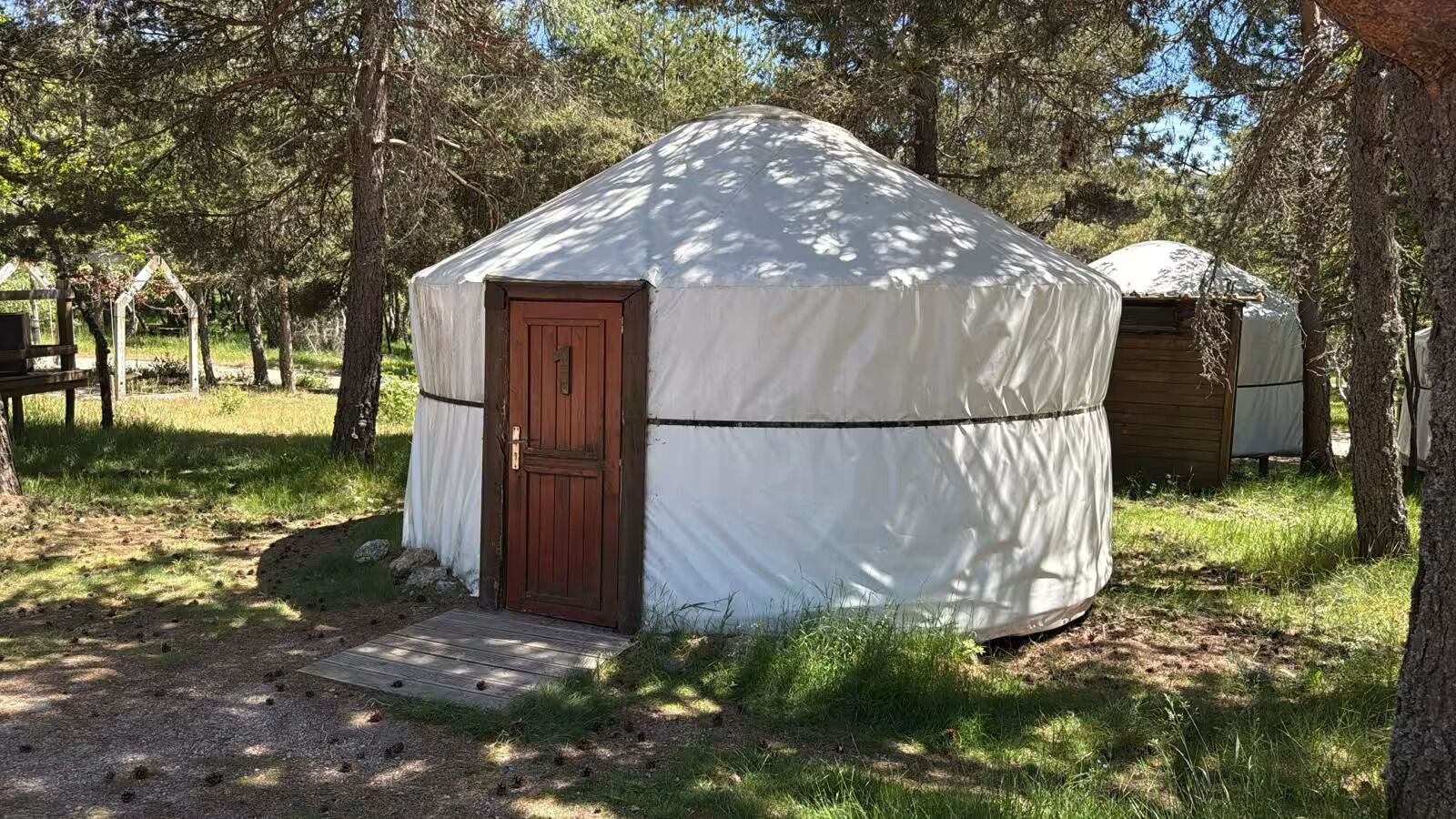 Desk, laptop workspace, WiFi (free), bed sheets