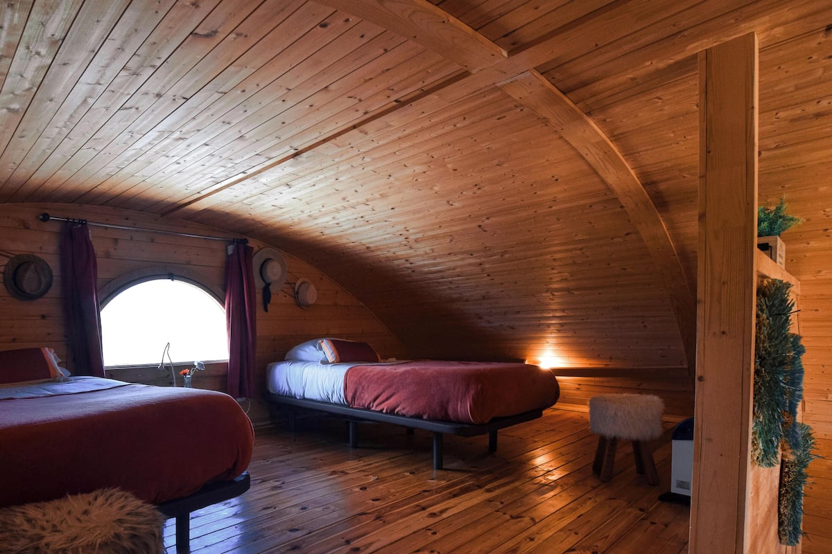 Desk, laptop workspace, free WiFi, bed sheets