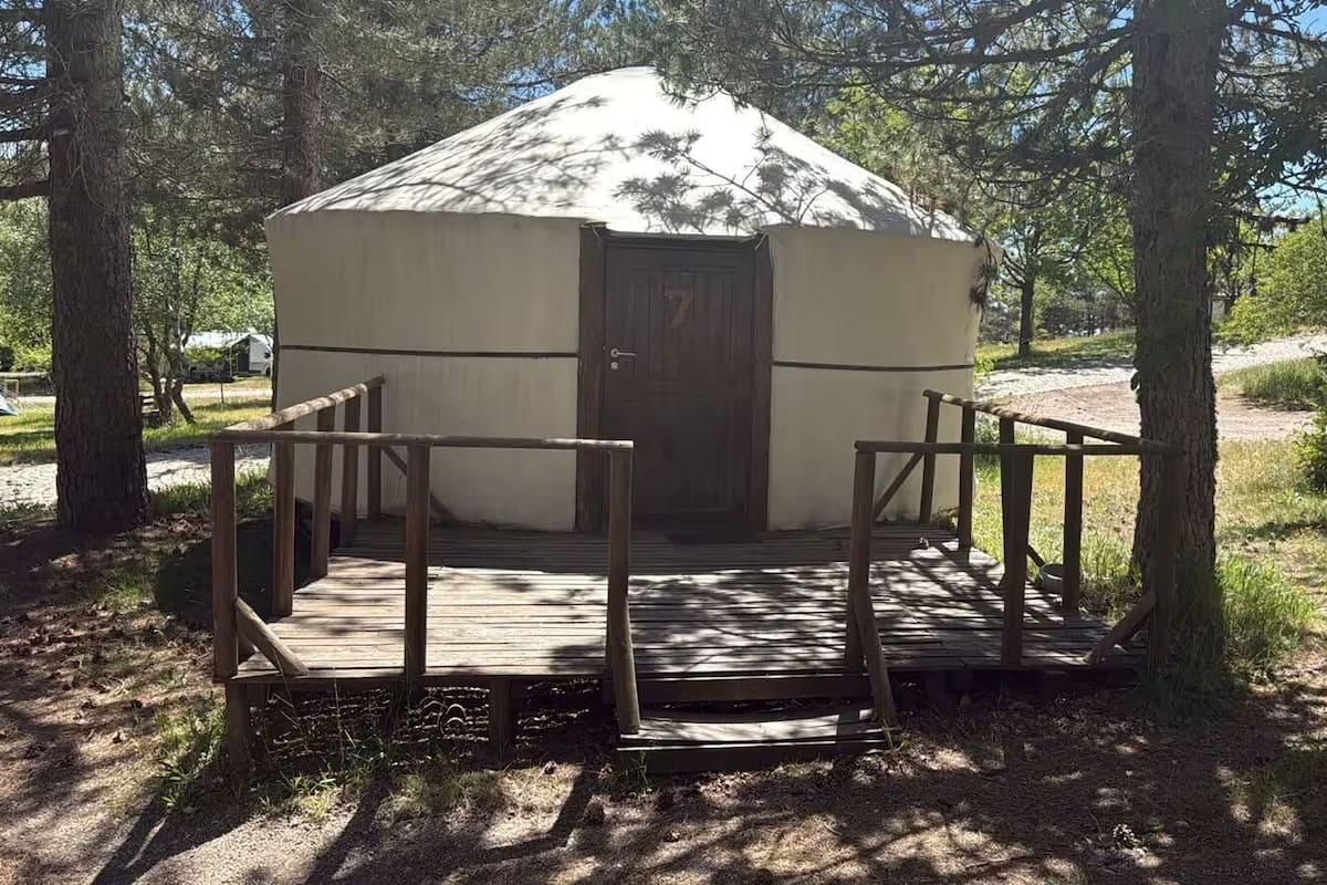 Escritorio, espacio para trabajar con laptop y wifi gratis