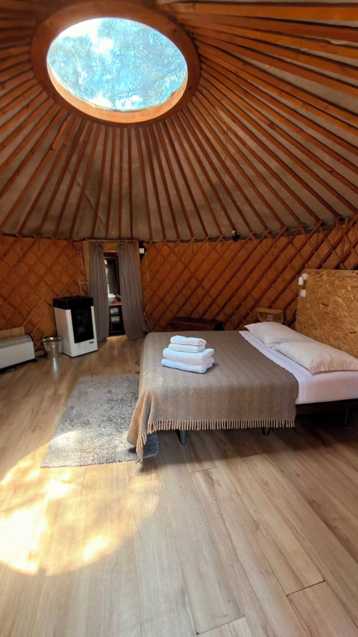 Classic Tent | Desk, laptop workspace, WiFi (free), bed sheets