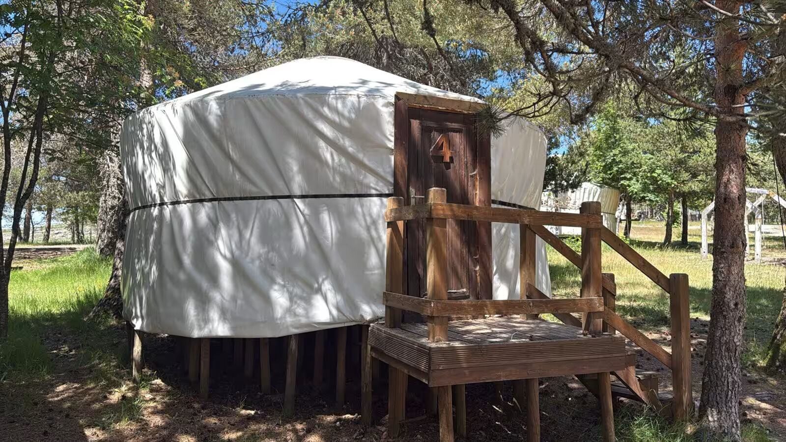 Una estructura exterior coberta amb una entrada de fusta i una porta amb el número 4.