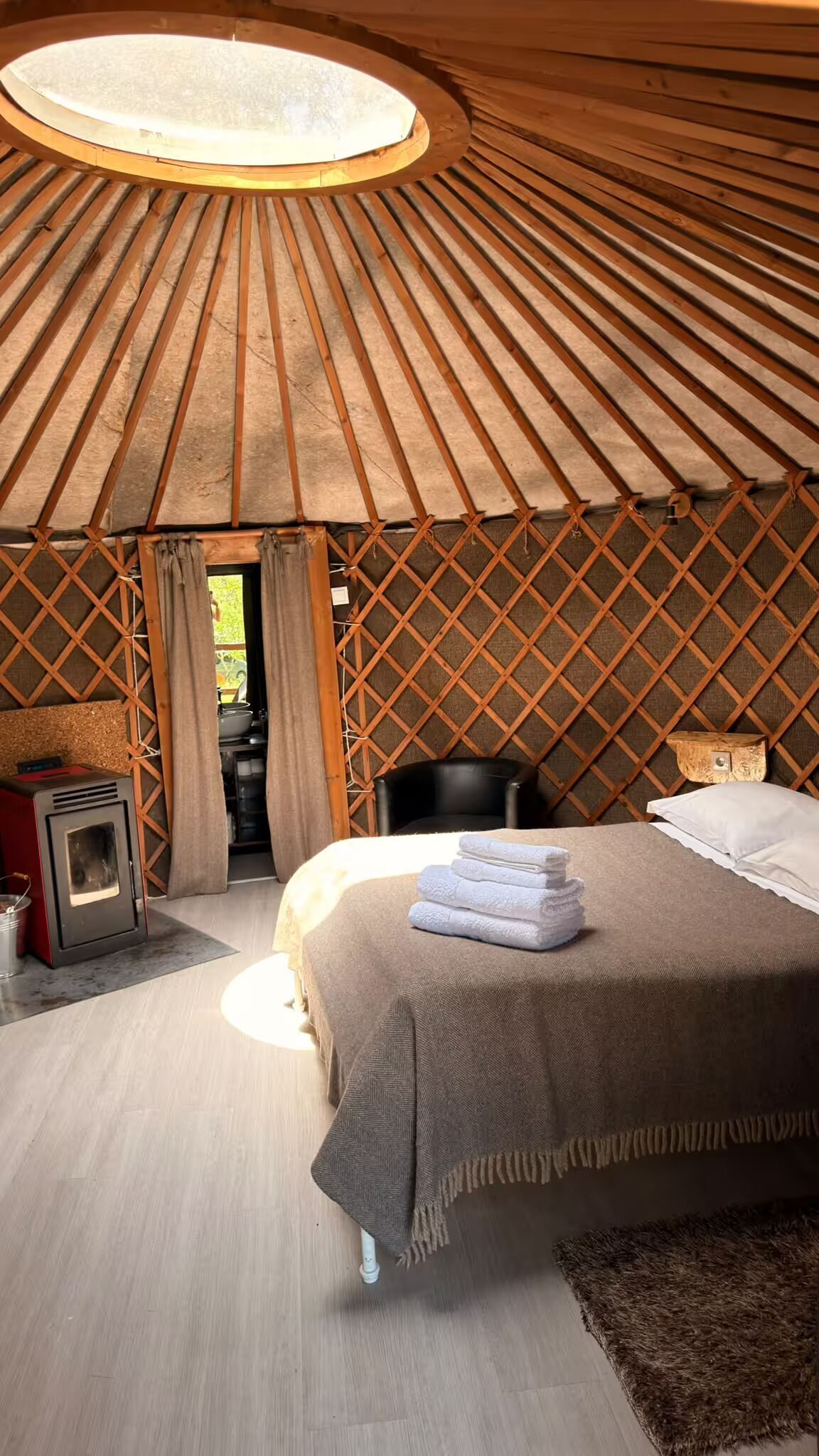 Classic Tent | Desk, laptop workspace, WiFi (free), bed sheets