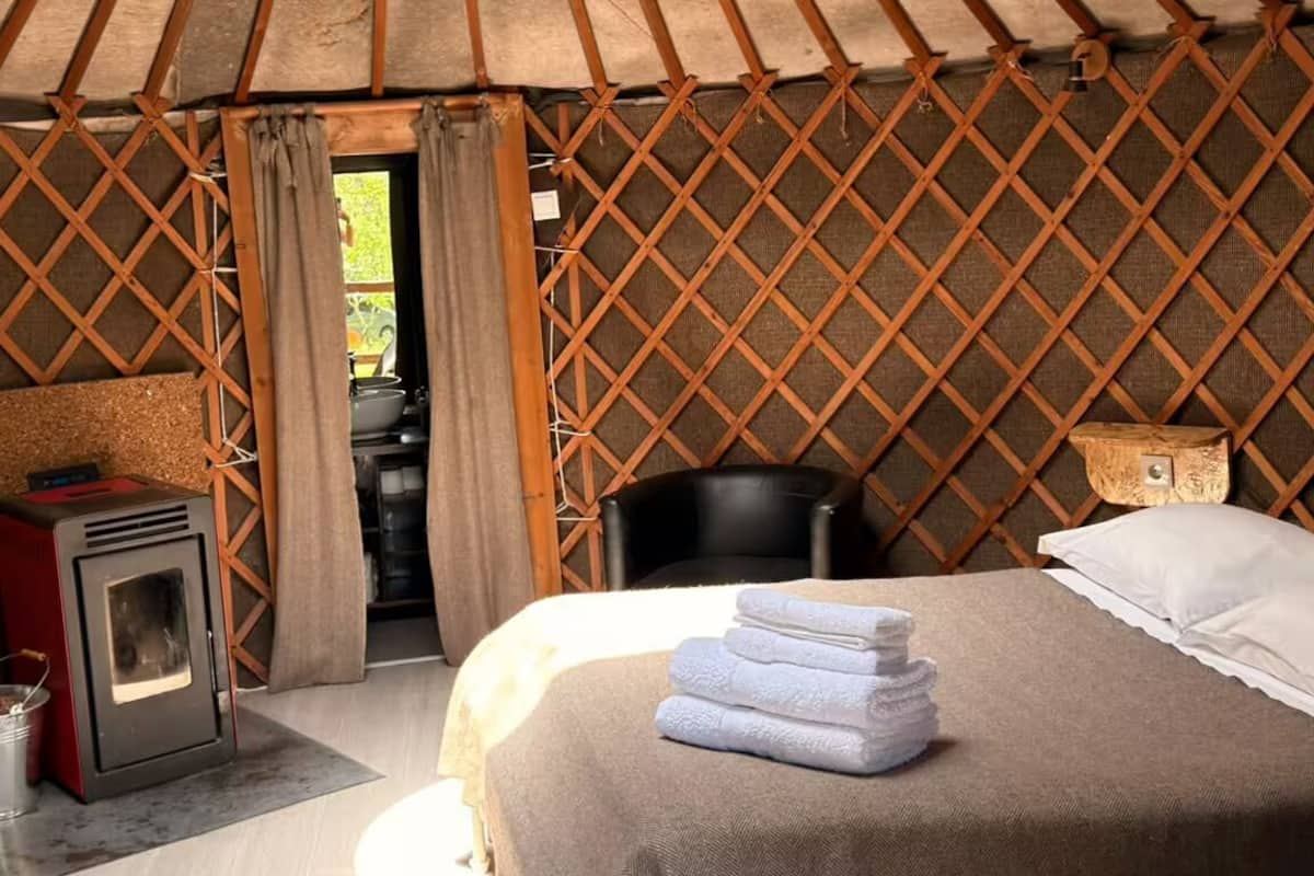 Desk, laptop workspace, free WiFi, bed sheets