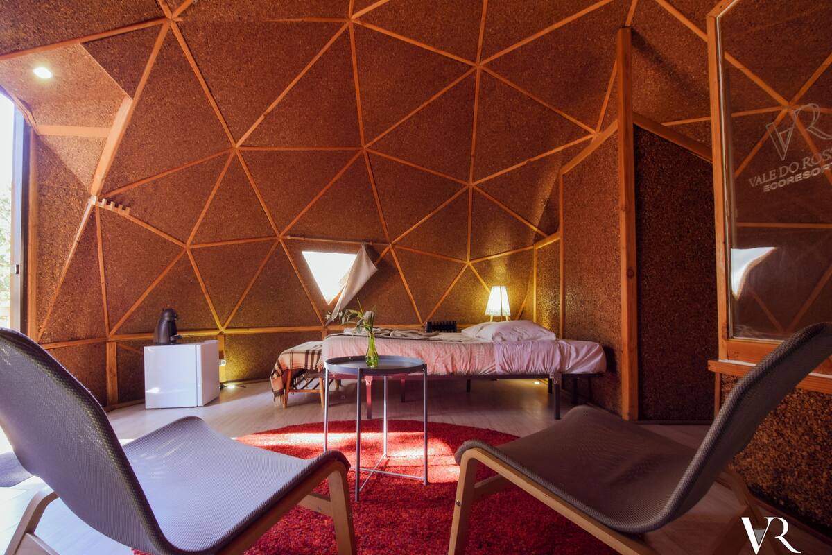 Desk, laptop workspace, free WiFi, bed sheets