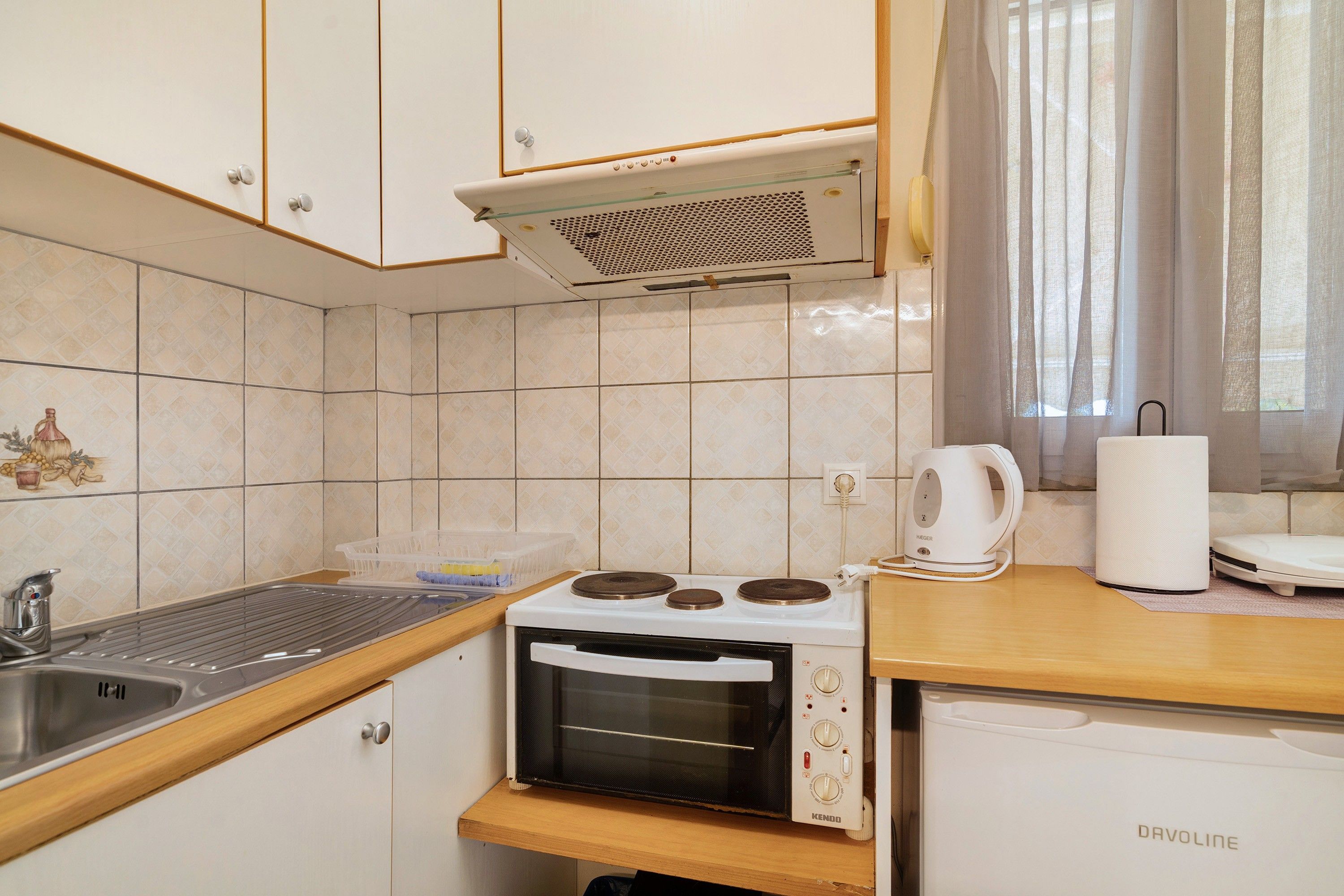 Kaffetrakter/tekoker, kjøleskap, ovn og kokeplater
