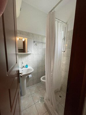 Bathroom - Studio Apartment 'Flo's 1' with Shared Garden, Wi-Fi and Air Conditioning (Missolonghi)