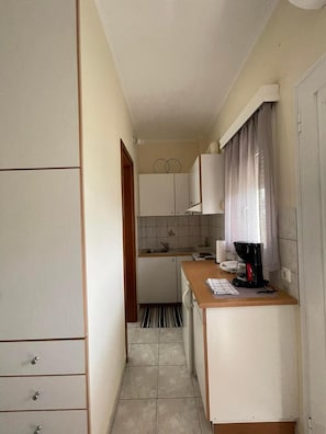 Refrigerador, horno, parrilla de estufa y cafetera y tetera 