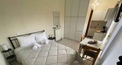Studio Apartment 'Flo's 1' with Shared Garden, Wi-Fi and Air Conditioning