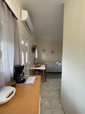 Room - Studio Apartment 'Flo's 1' with Shared Garden, Wi-Fi and Air Conditioning (Missolonghi)