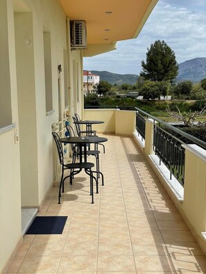 Outdoor dining - Studio Apartment 'Flo's 1' with Shared Garden, Wi-Fi and Air Conditioning (Missolonghi)