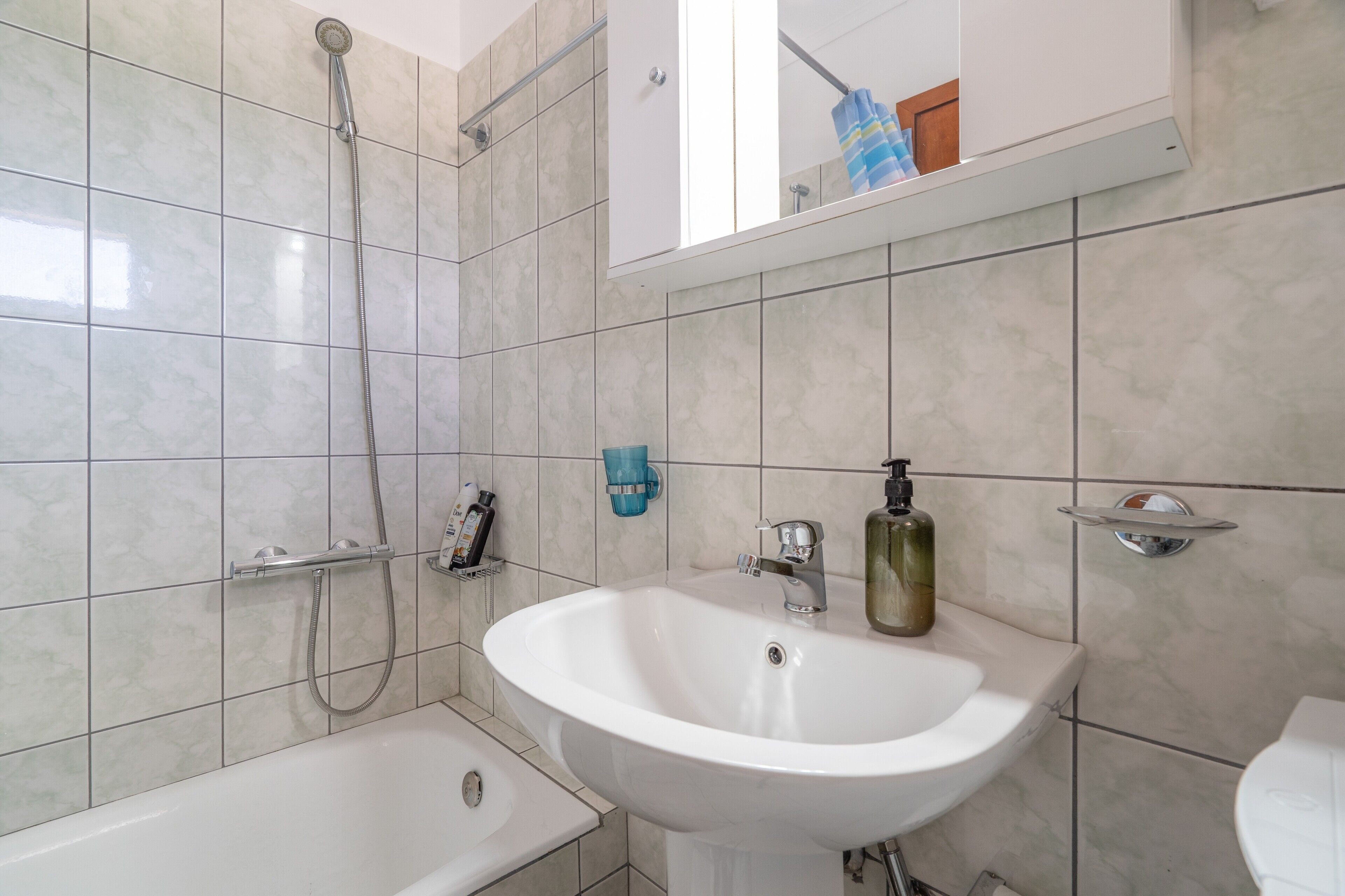 Douche, séchoir à cheveux, serviettes fournies