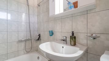 Douche, séchoir à cheveux, serviettes fournies