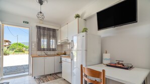 Unclassified image, 4 of 24, button - Apartment 'Flo's  6' with Shared Garden, Wi-Fi and Air Conditioning (Missolonghi)